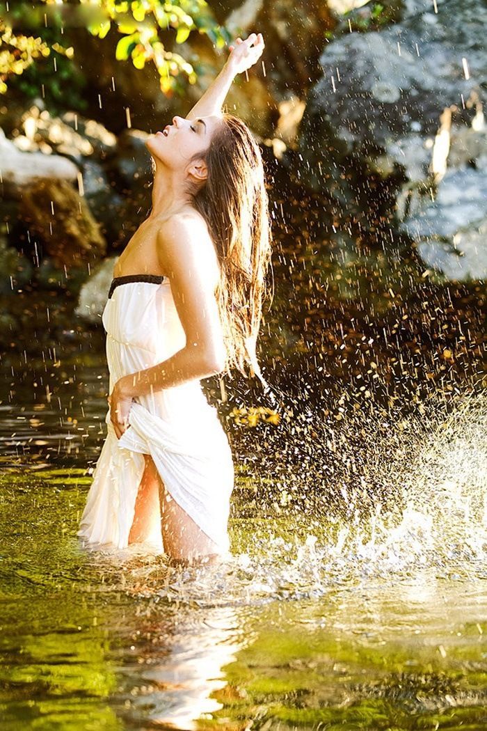 Marie Avgeropoulos in Soledad