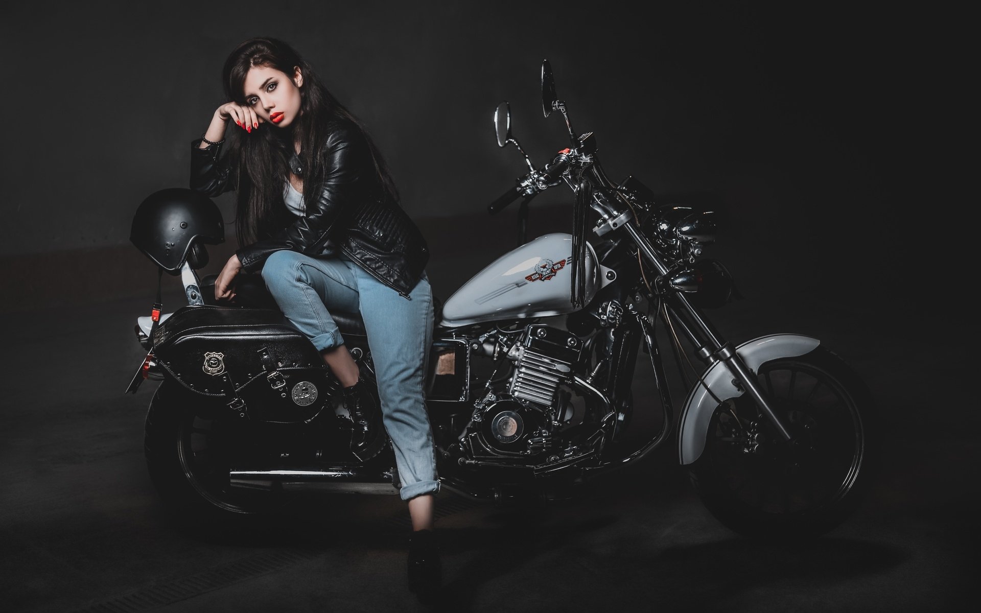 Biker girls: style and drive in Soledad