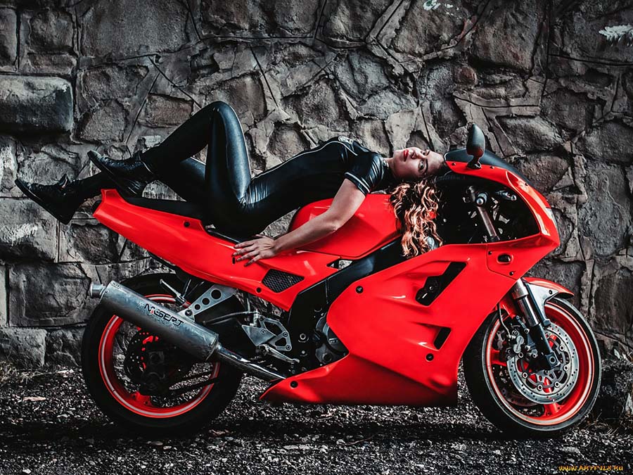 Beautiful girl Beautiful girls and motorcycles in Soledad