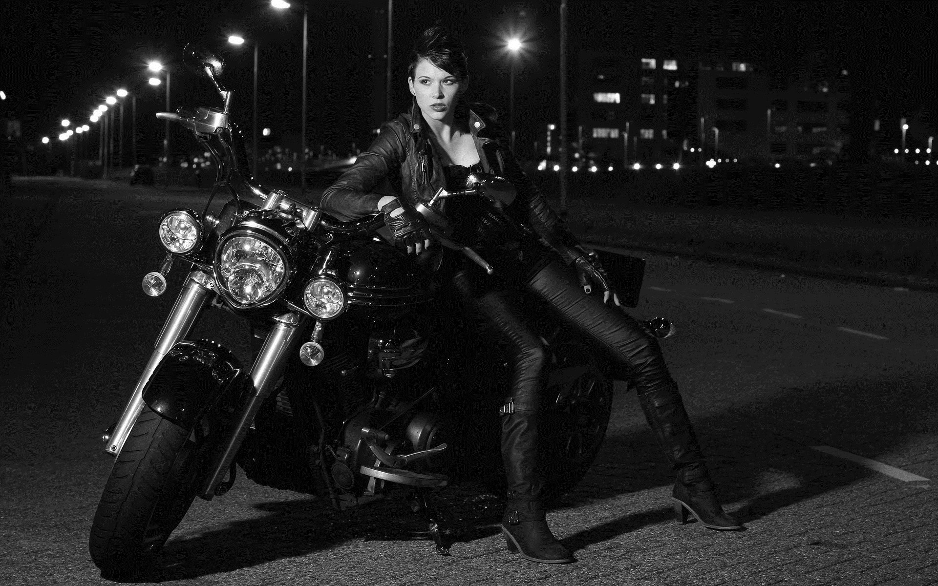 Photo Beautiful girls and motorcycles in Soledad
