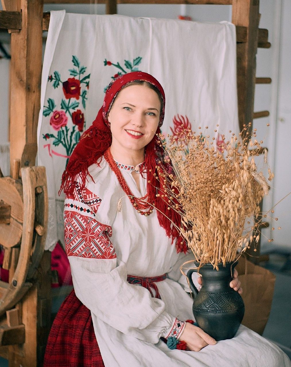 Women in Slavic costumes in Soledad