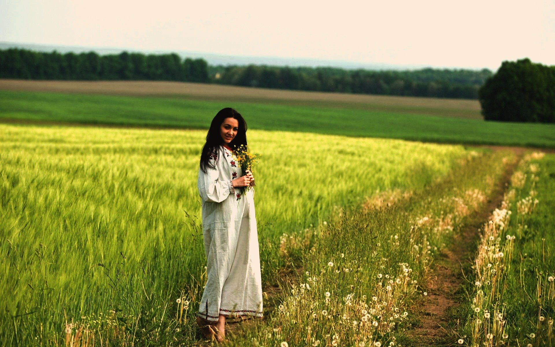 Women in Slavic costumes in Soledad