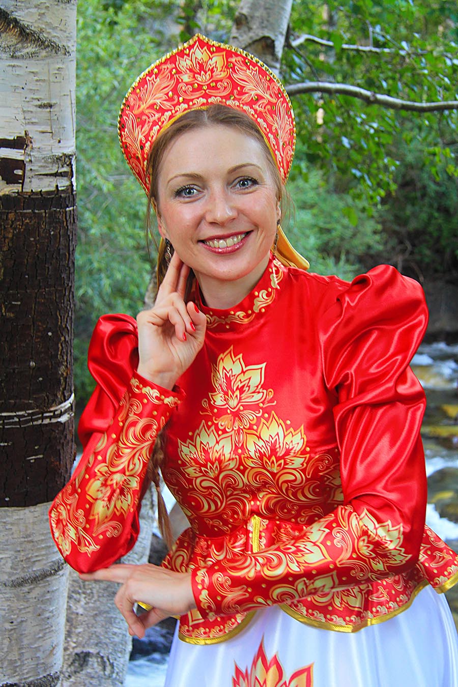 Women in Slavic costumes in Soledad