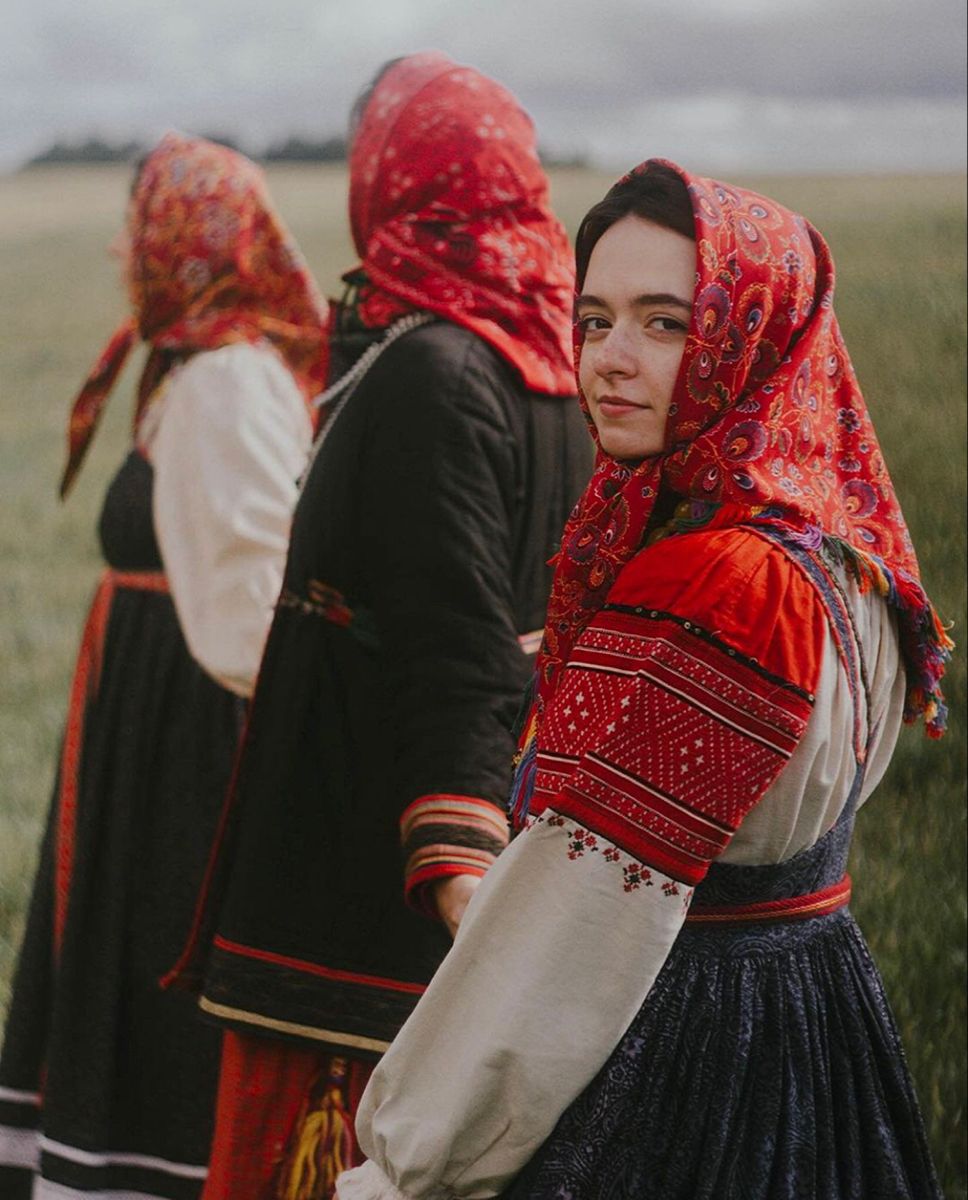Women in Slavic costumes in Soledad