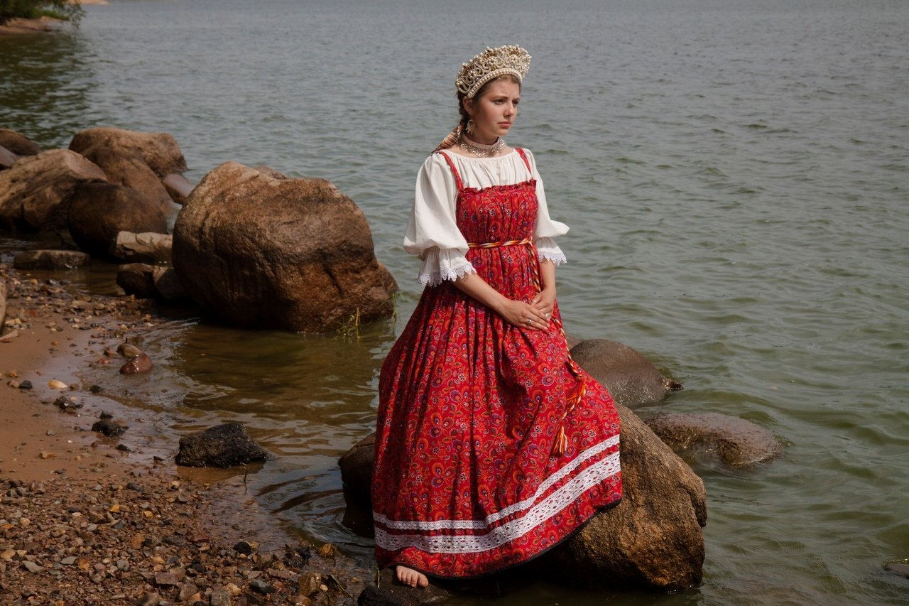 Women in Slavic costumes in Soledad
