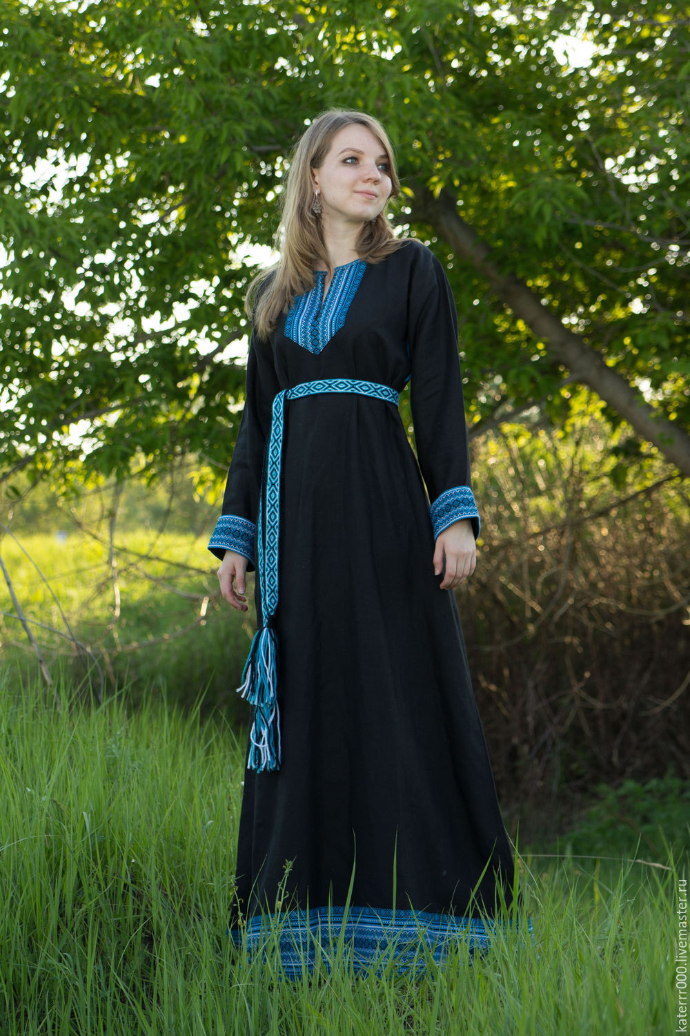 Women in Slavic costumes in Soledad