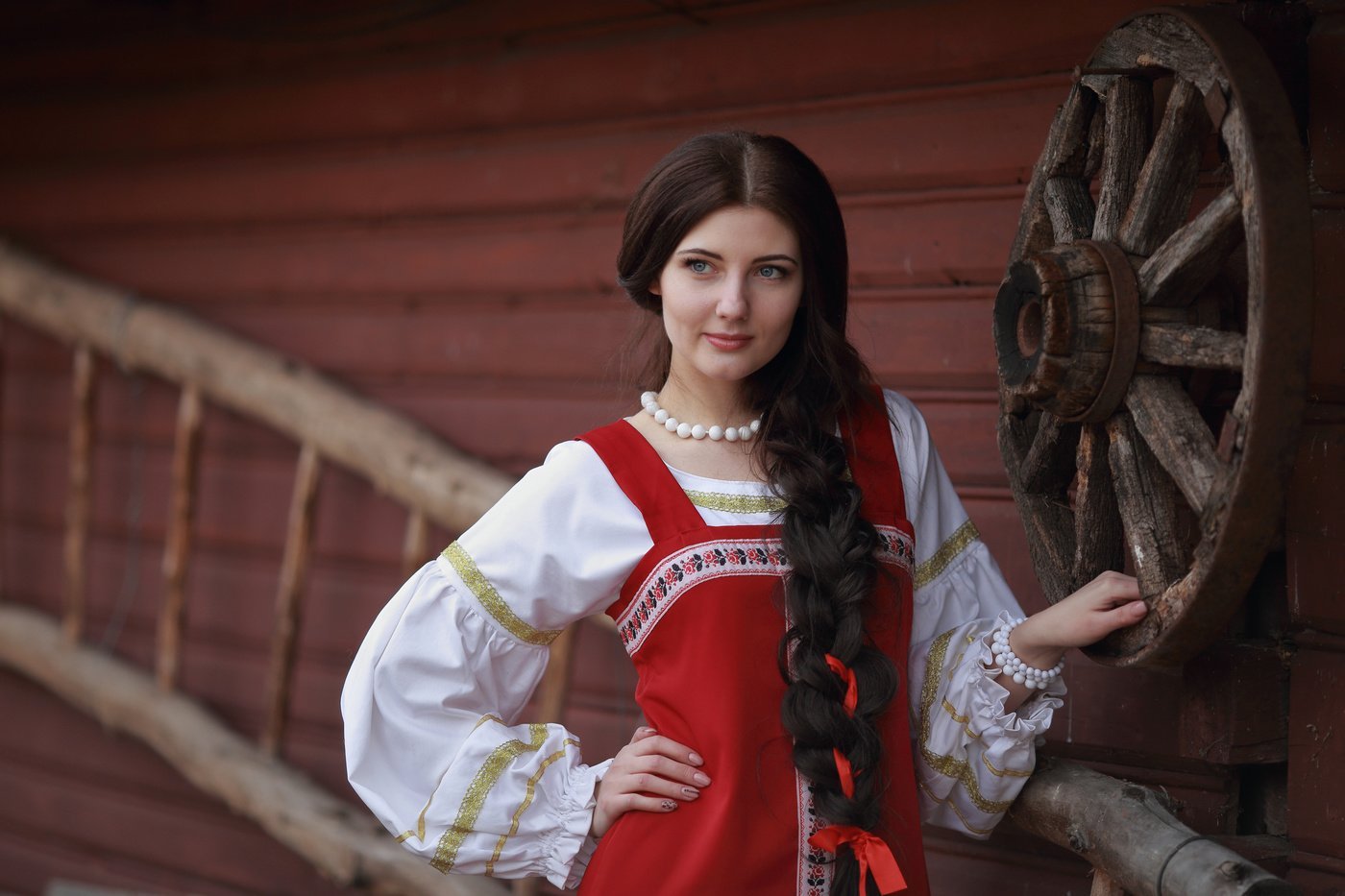 Girls in Slavic costumes’s look of the day — catch her live in Soledad